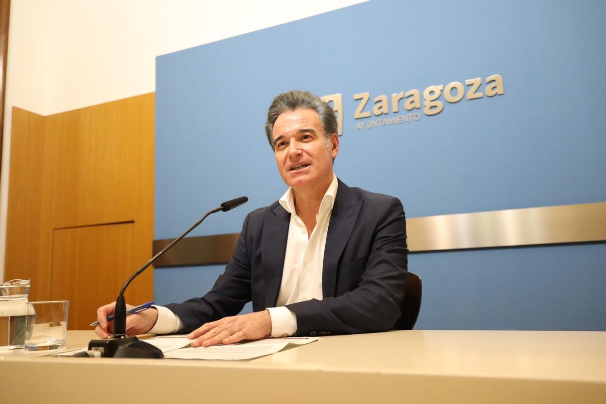 El consejero de Urbanismo del Ayuntamiento de Zaragoza, Víctor Serrano,  en rueda de prensa