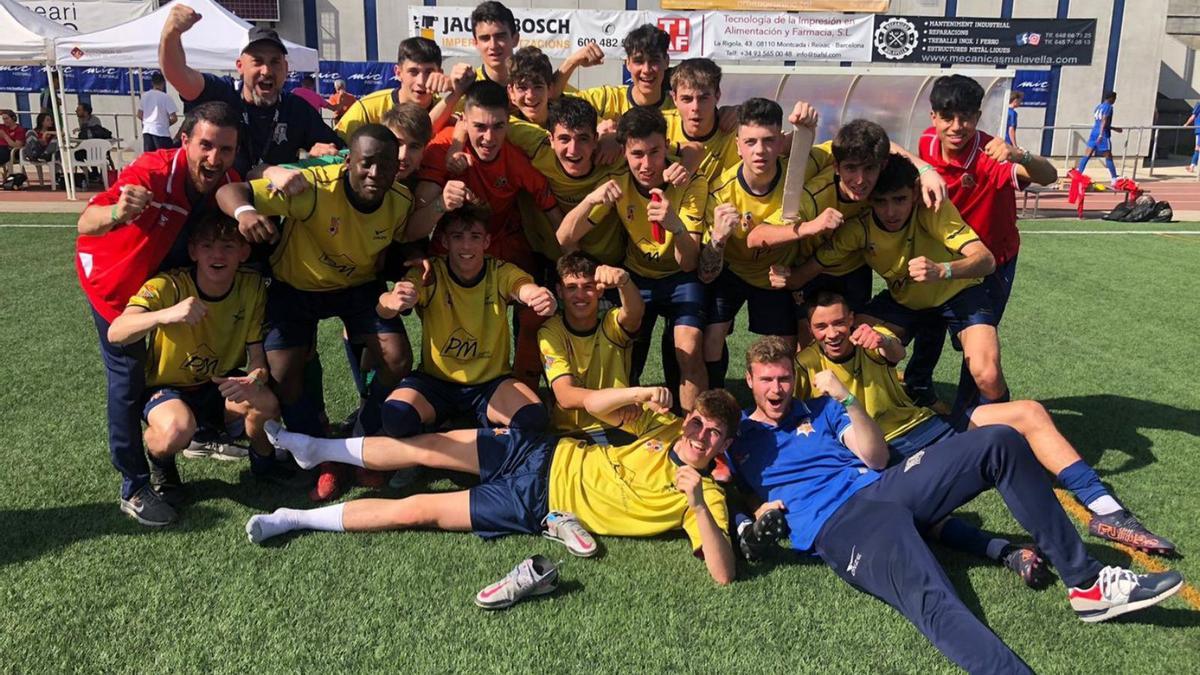 La plantilla sub18 del Quart celebra una victòria durant l’edició d’aquest any del MIC. | ARNAU SEGURA