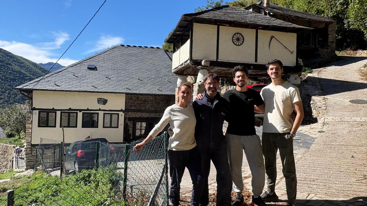 Por la izquierda, Isabel Martínez, su marido Raúl Martín y sus inquilinos Bleid Dorta y Rodrigo Gómez ante la Casa Luna.