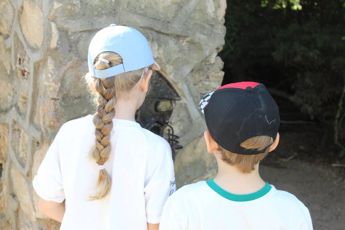 Dos niños descubren la casita del Ratón Pérez del parque de Castelar.