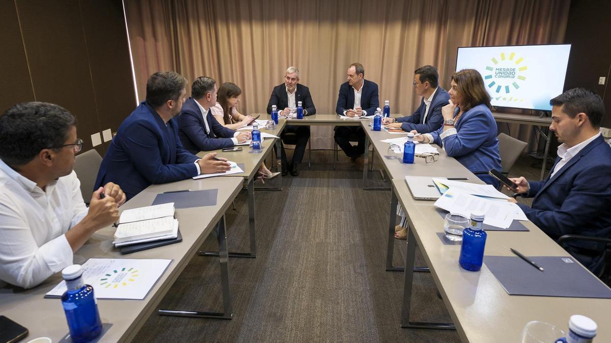 Samuel Henríquez, Juan Antonio Peña, Teodoro Sosa, Valeria Guerra, Fernando Clavijo, Óscar Hernández, Pablo Rodríguez, Beatriz Calzaa y David Toledo (dcha.)