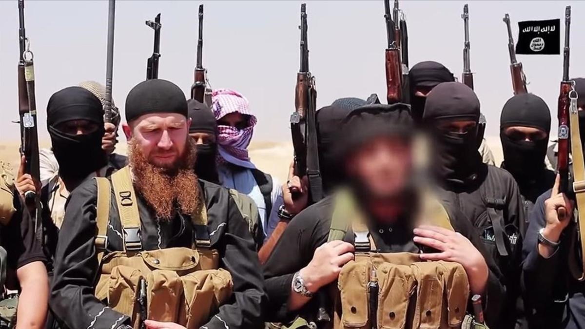 Abu Omar al-Shishani (izquierda), en una imagen difundida por la propaganda del EI, el 29 de junio del 2014.