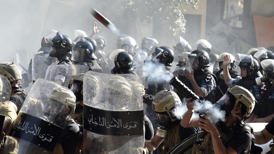 Enfrentamientos entre Policía y manifestantes en Beirut.