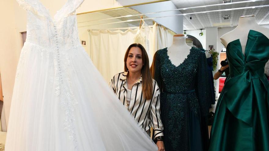 La tienda de novias del Agra do Orzán en A Coruña que atrae a clientas de todo el mundo: "Tenemos vestidos de todos los precios"