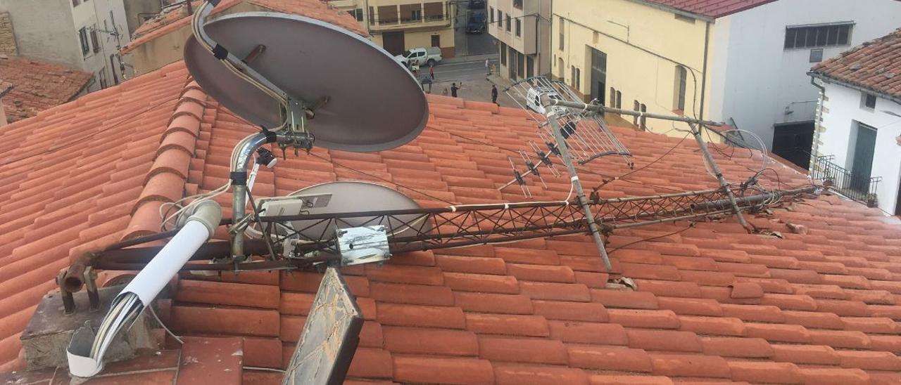 El tejado con antenas de Alfonso Milián se vio afectado por el tornado, en Vilafranca.