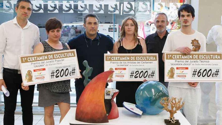 Los organizadores posan con los premiados, con el escultor Pablo Hernández Carazo a la derecha.