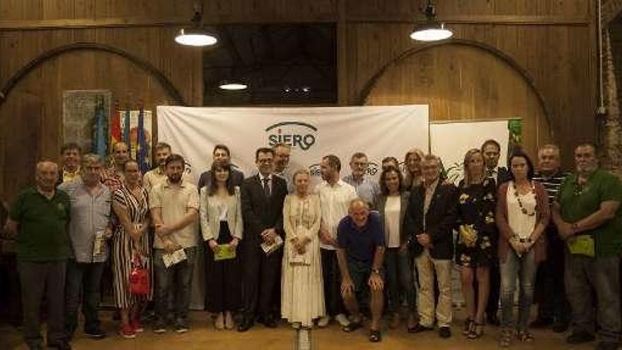 Foto de familia de los participantes y organizadores.