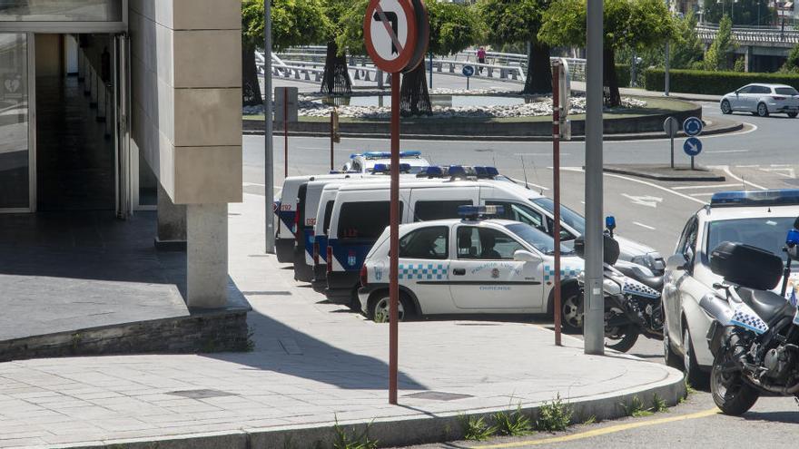 Los hechos ocurrieron en la calle donde está ubicada la Jefatura de Policía Local de Ourense. // Carlos Peteiro