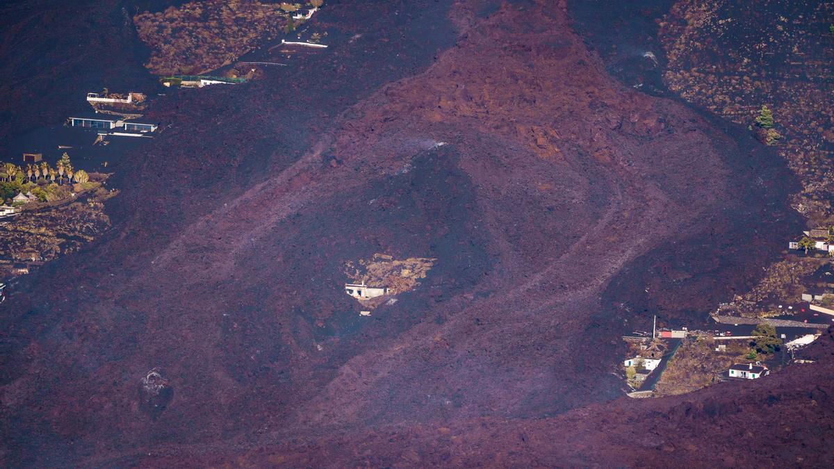 El volcán produce decenas de explosiones mientras sus coladas de lava avanzan muy lento