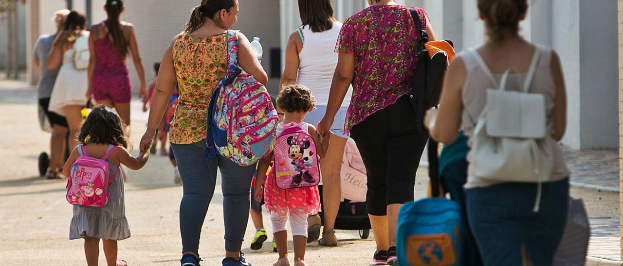 Escolares, junto a sus familiares, llegan a un colegio de la ciudad de Alicante, en una imagen de archivo. | JOSE NAVARRO