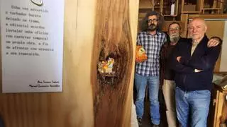 O soñador de bosques que crea libros con madeiras
