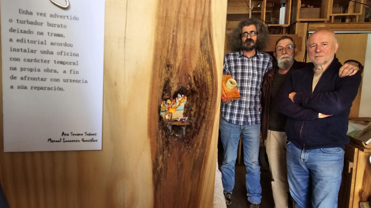 Agustín Bastón, Ramón Eiras e Manuel Lorenzo ante a peza coa oficina en miniatura.