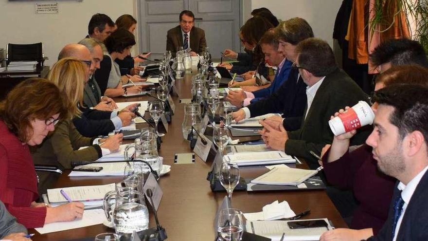 Caballero, al fondo, ayer presidiendo la reunión de la FEMP. // Faro