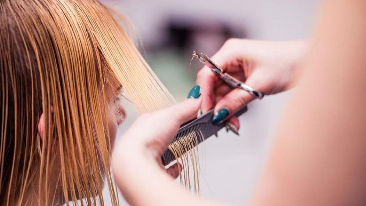 Una mujer en una peluquería.