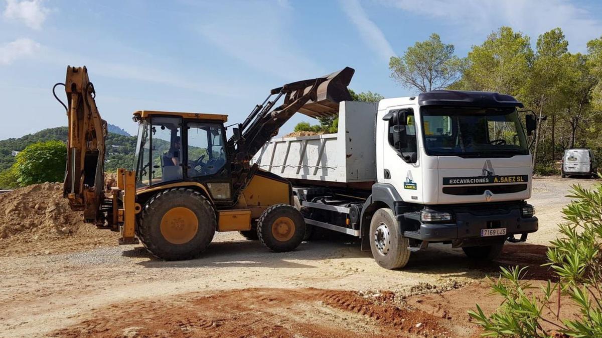 Excavaciones A. Sáez dispone de una amplia flota de vehículos. | 