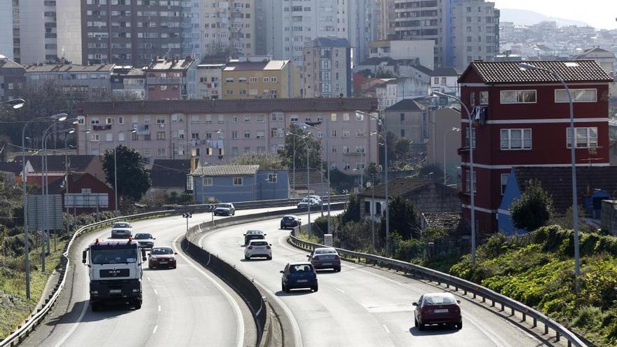 Viviendas en Teis al lado de la AP-9. // R. Grobas