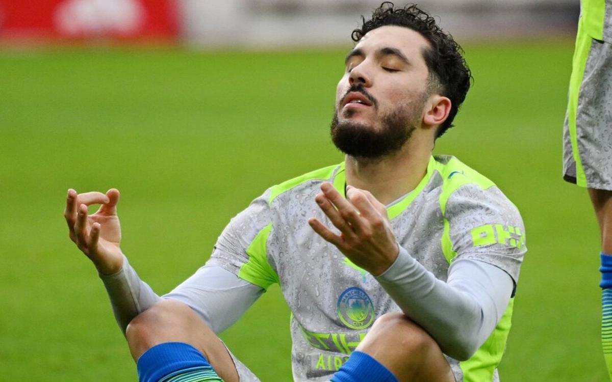 Rayan Cherki celebra su gol al 'estilo Haaland' ante el Nottingham Forest