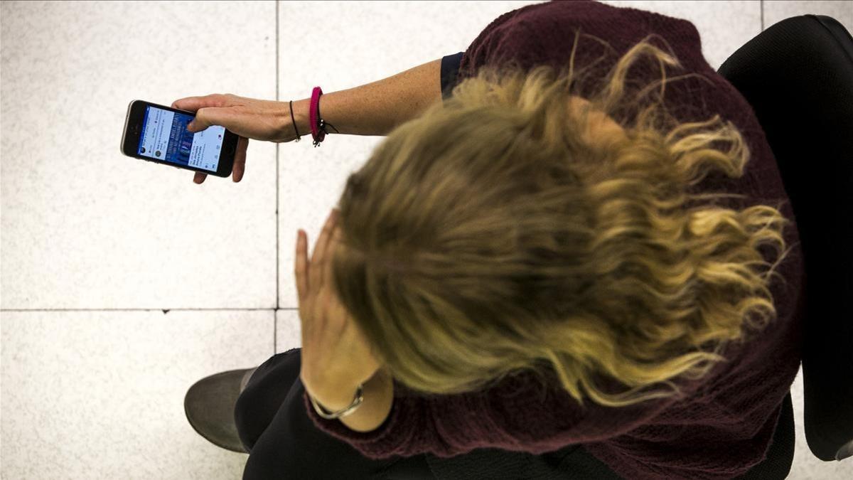 Acoso a las mujeres a través del móvil o las redes sociales