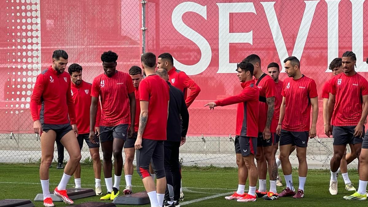 Óliver Torres junto al grupo en un entrenamiento del Sevilla FC esta temporada