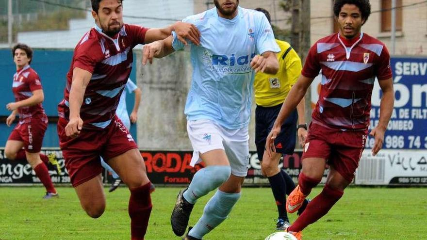 Cerqueiras durante un lance del encuentro disputado ayer en San Pedro. // Iñaki Abella