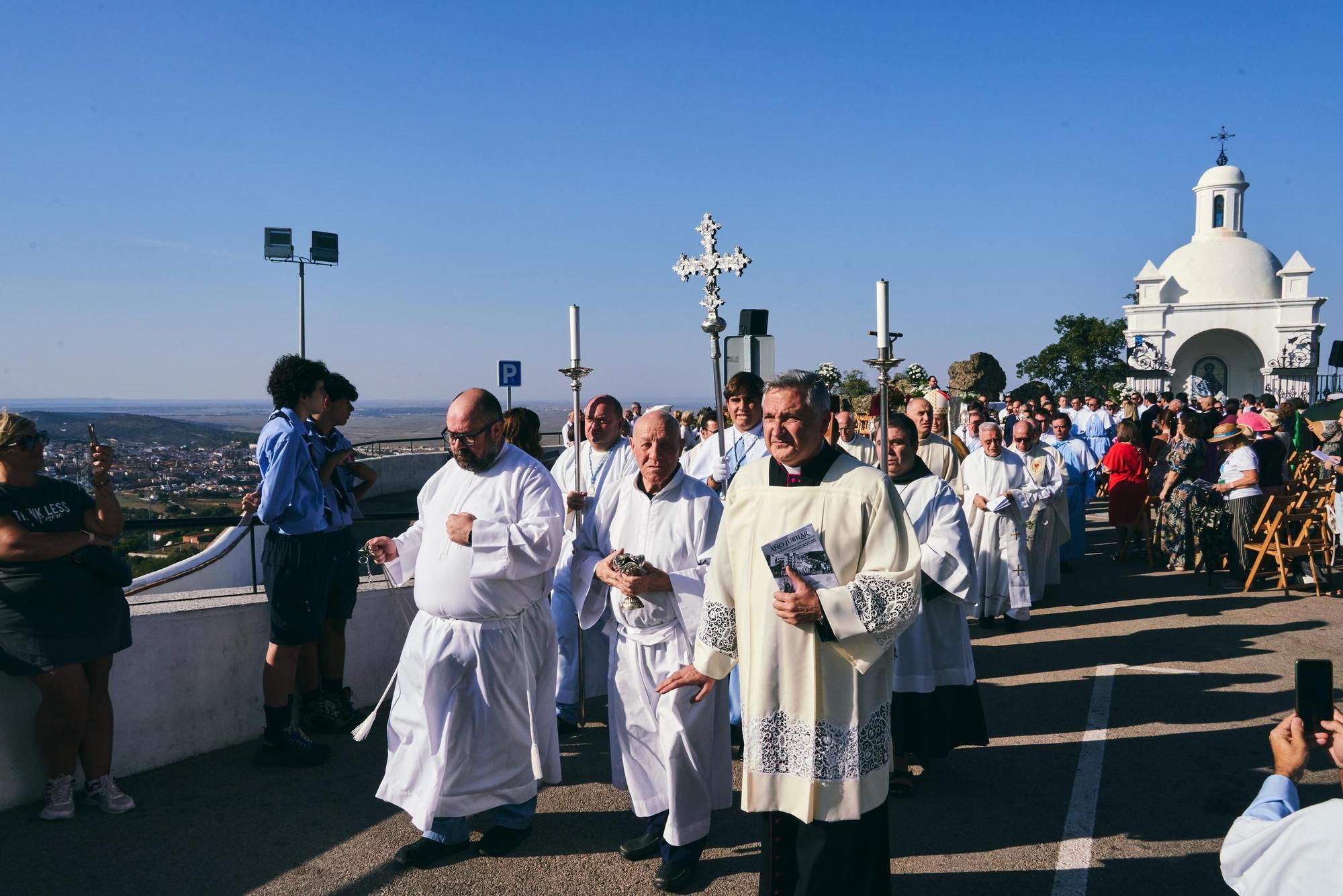 La patrona de Cáceres abre su Año Jubilar con cientos de devotos en el santuario