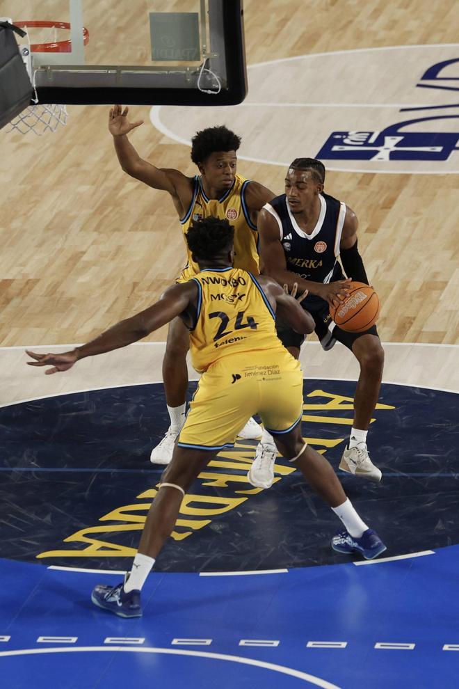 Todas las imágenes de una noche para la historia del Alimerka Oviedo Baloncesto en su estreno oficial en el Palacio de los Deportes