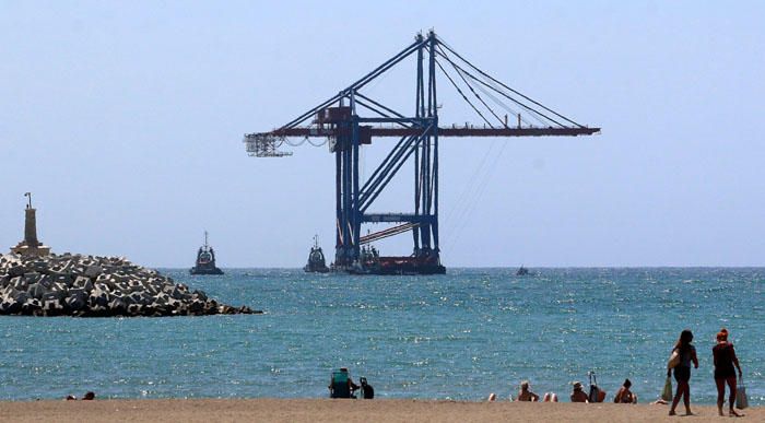 Las grúas del puerto de Málaga, camino de Valencia