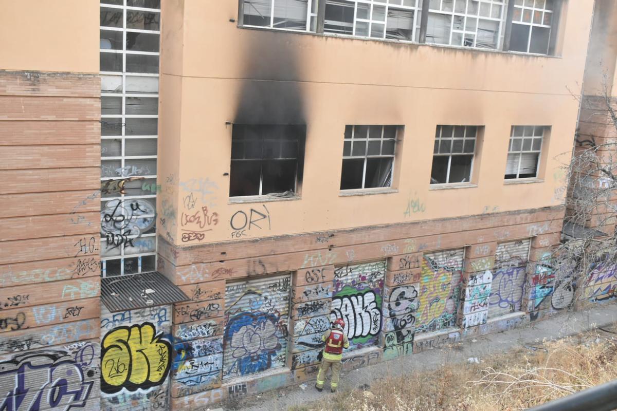Fotogalería | Las imágenes del incendio el edificio abandonado de Reyes Huertas Fotogalería | Las imágenes del incendio el edificio abandonado de Reyes Huertas