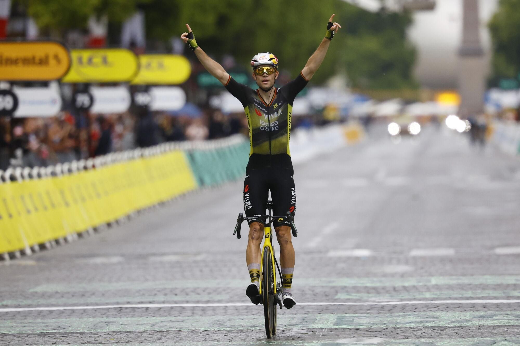(France), 27/07/2025.- Belgian rider Wout Van Aert of Team Visma-Lease a Bike celebrates his victory during the 21st and last stage of the Tour de France cycling race over 132.3km from Mantes-la-Ville to Paris, France, 27 July 2025. (Ciclismo, Francia) EFE/EPA/MARTIN DIVISEK