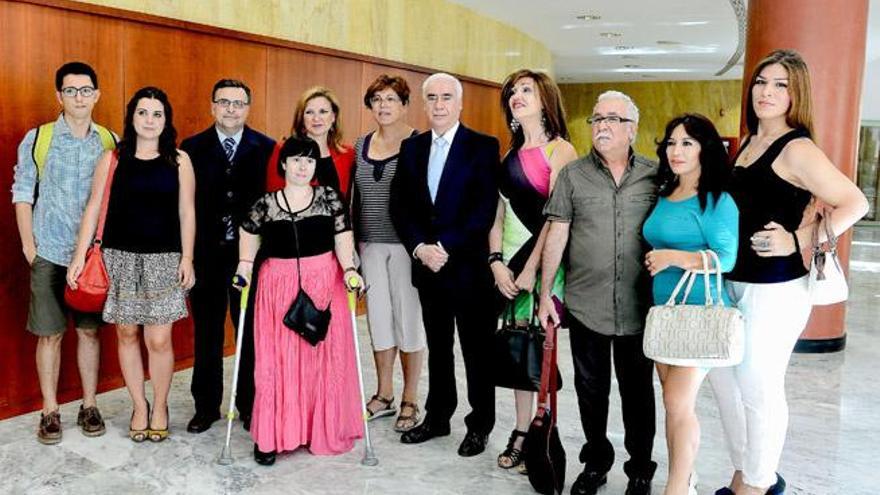 Luciano Alonso con miembros de la Asociación de Transexuales de Andalucía