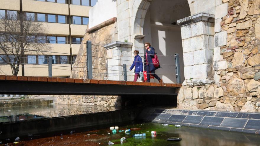 Quejas por el estado de la fuente de Puerta Pilar: &quot;Es un vertedero&quot;