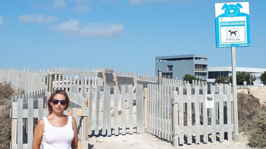 El PSOE denuncia &quot;el estado de abandono&quot; de la playa para perros de Agua Amarga