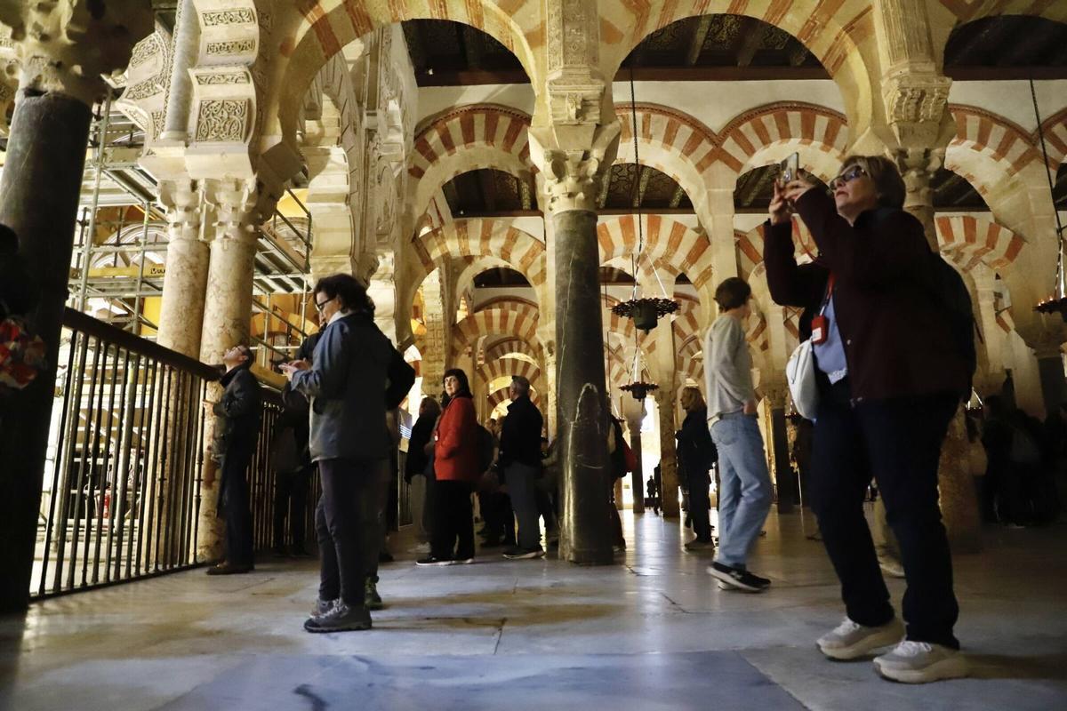 Turistas en la Mezquita-Catedral.