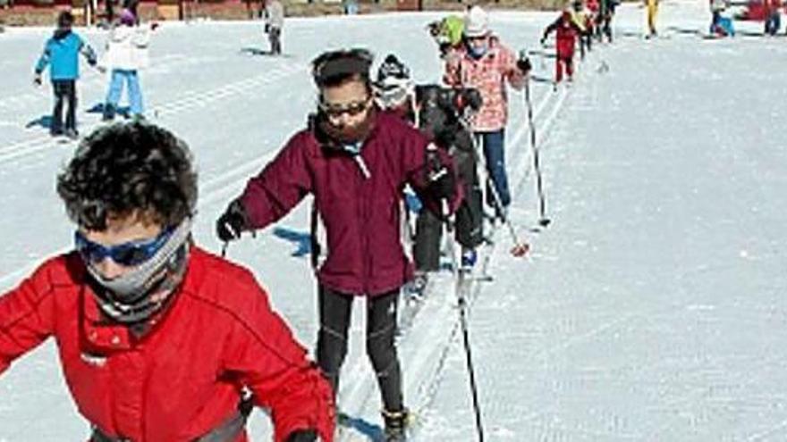 Escolars fent esquí de fons