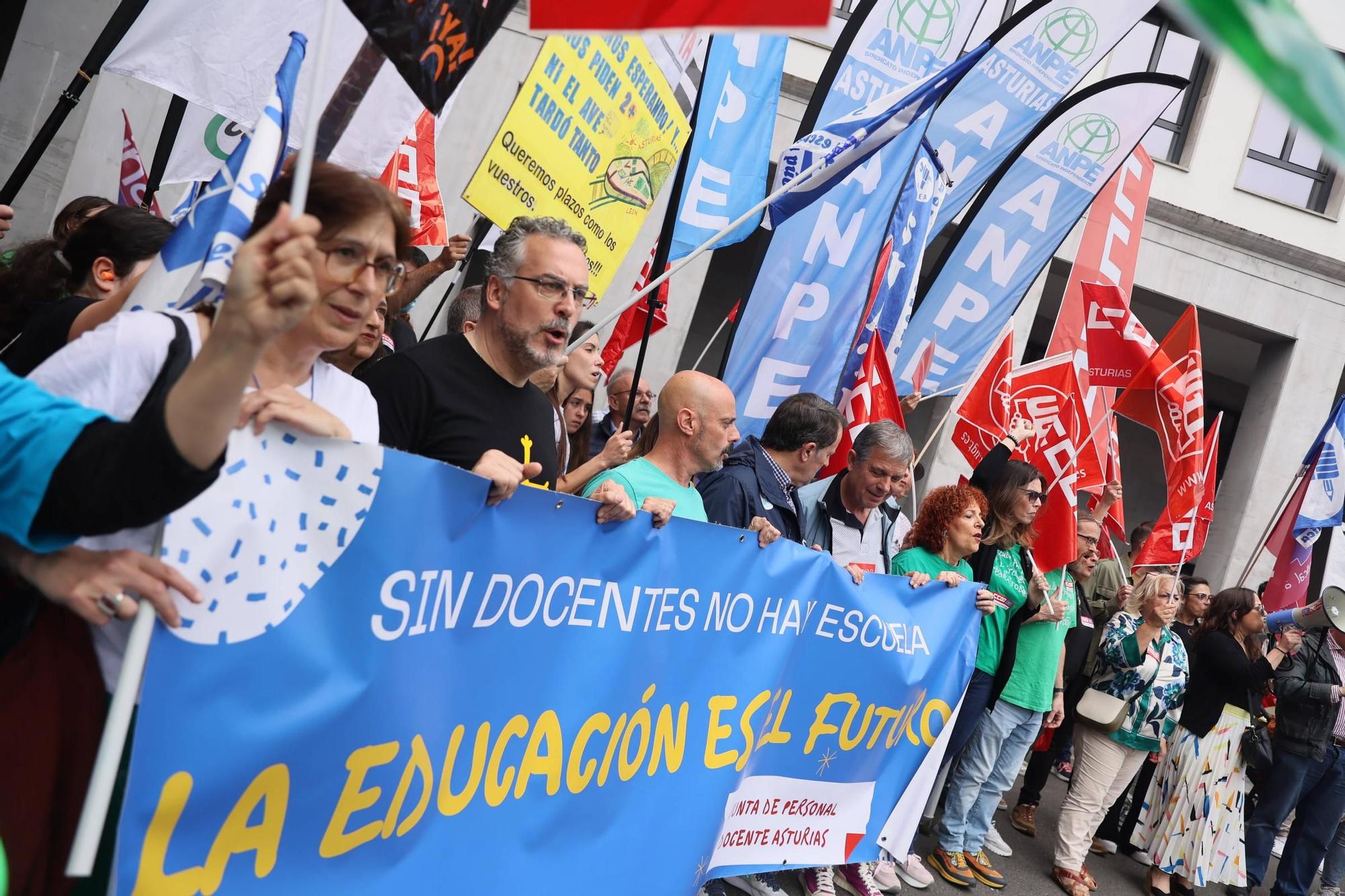 EN IMÁGENES: La gran movilización de profesores de este domingo en Oviedo