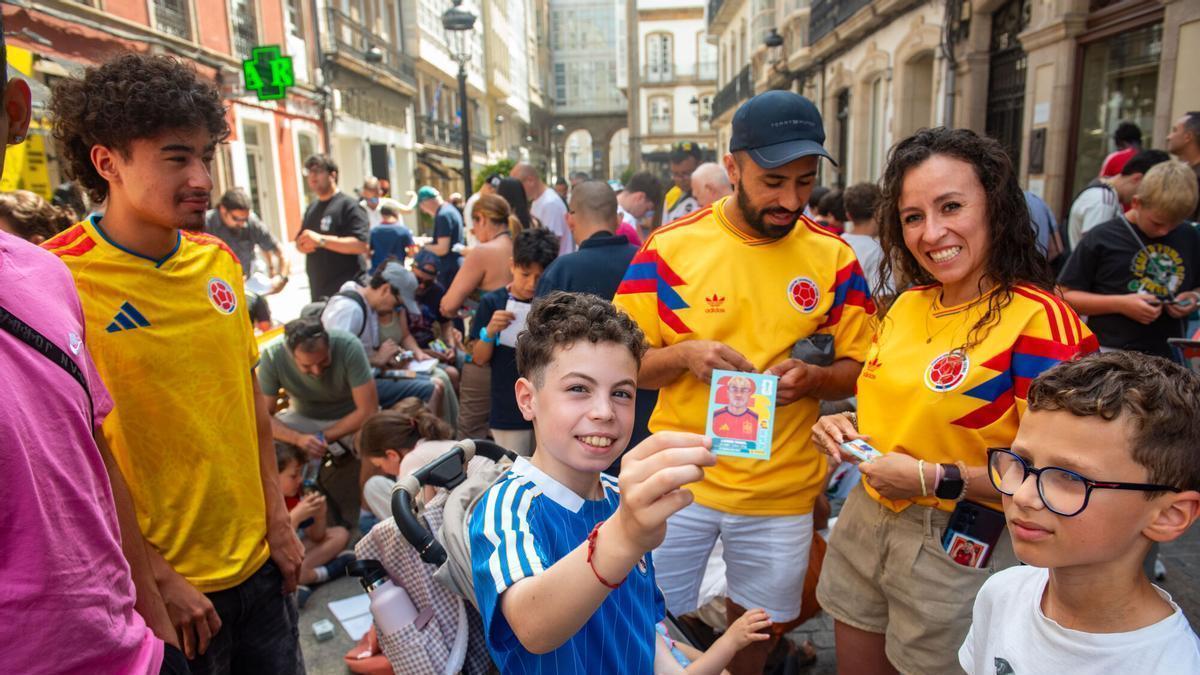 Aficionados del Mundial intercambian cromos en El Baúl de los Recuerdos, en A Coruña.