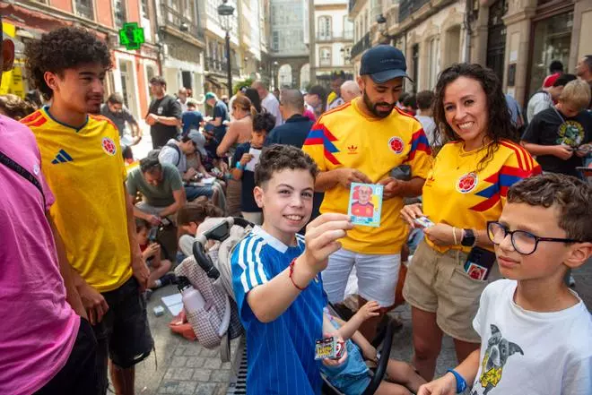 Aficionados del Mundial intercambian cromos en El Baúl de los Recuerdos, en A Coruña