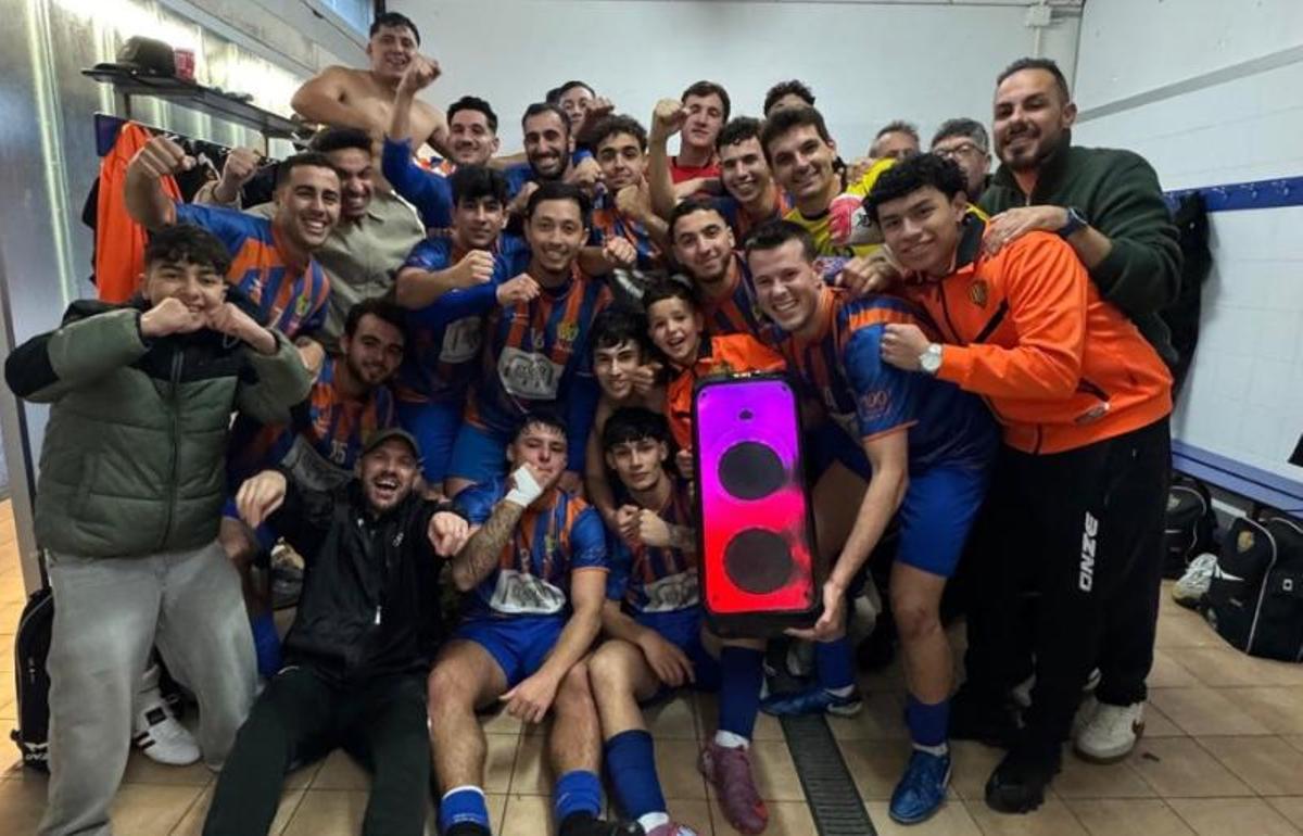 El Roses celebra la victòria al vestidor.