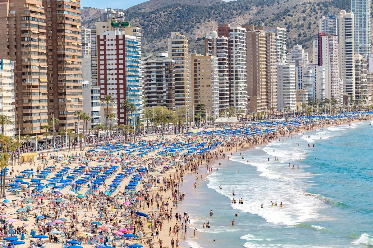 Llegada masiva de turistas el Jueves Santo a Benidorm