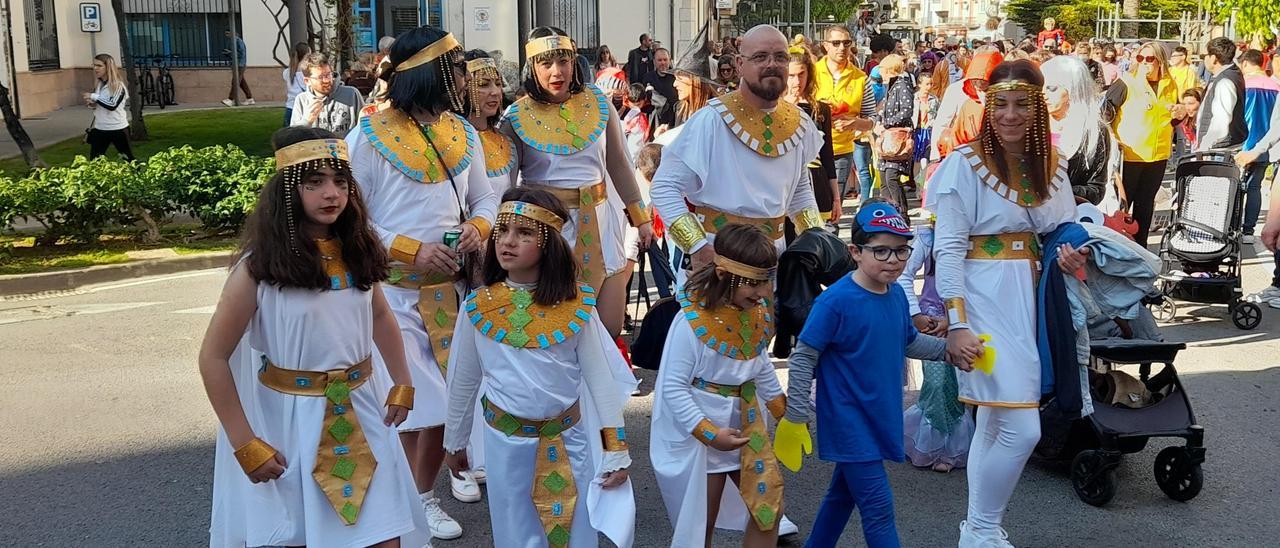 Padres e hijos han salido a la calle disfrazados este viernes.