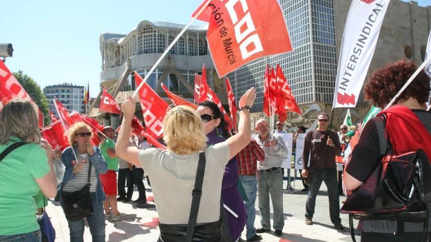 Funcionarios de la Administración regional, durante una protesta por los recortes.