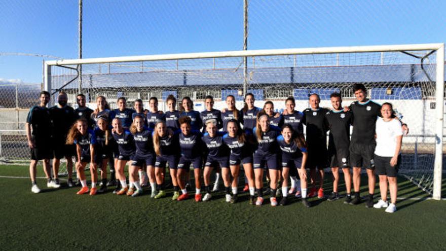 Formación de la Unión Deportiva Tacuense, ayer en su práctica en el Complejo Pablos Abril de Taco -La Laguna-.