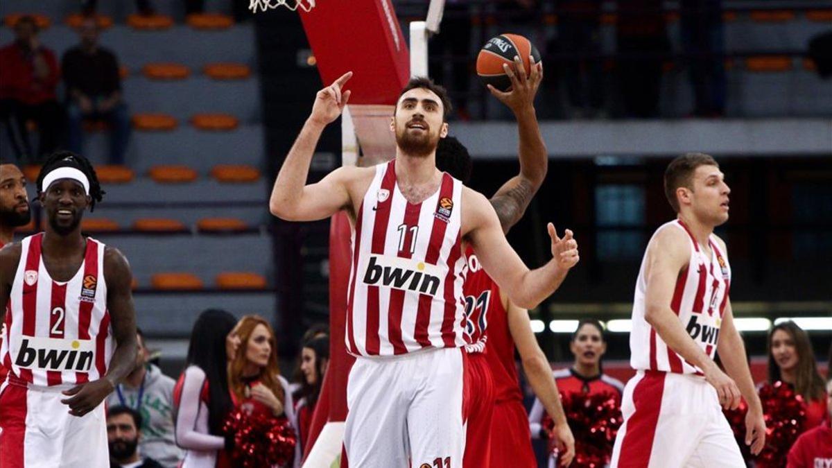 Nikola Milutino en un juego entre Olympiacos Piraeus y FC Bayern Munich