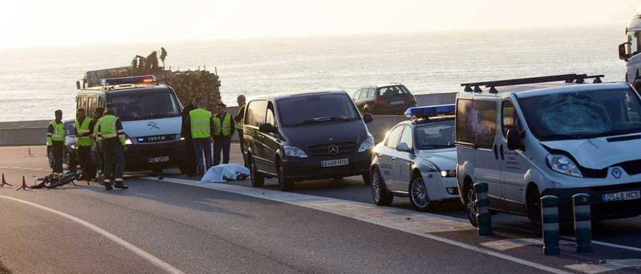 El ciclista atropellado en la autovía de Marín fue una de las seis víctimas mortales de enero. // Rafa Vázquez