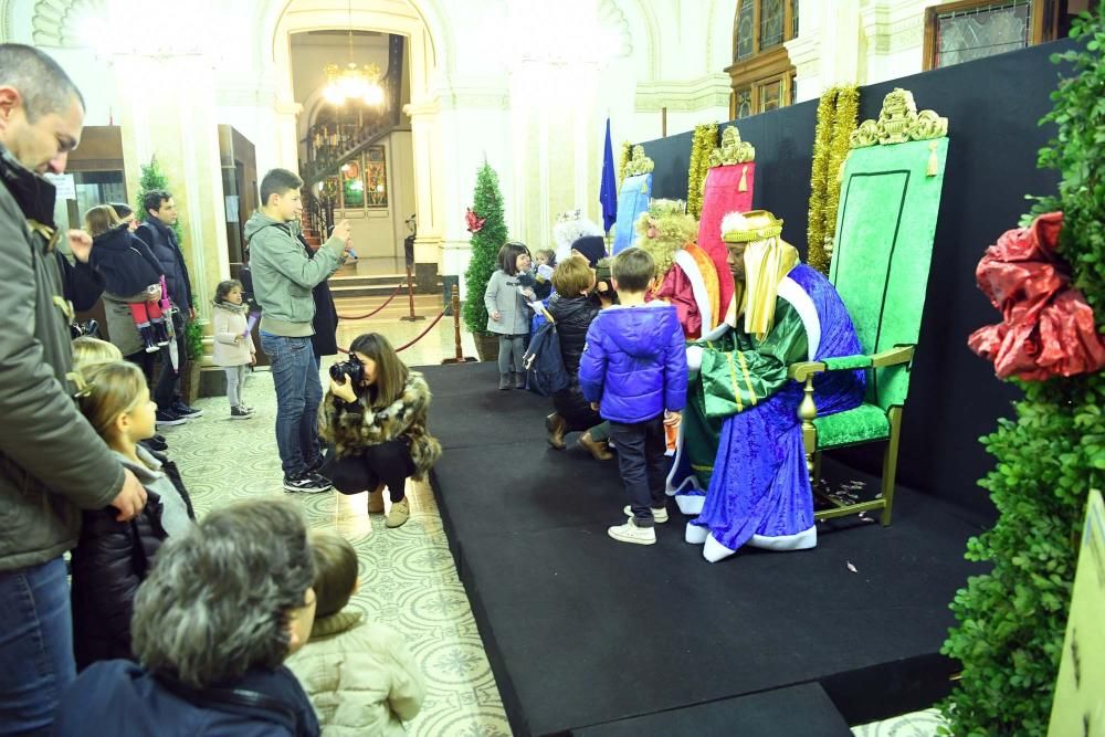 Tras aterrizar esta mañana en Alvedro, sus Majestades de Oriente han escuchado los deseos de los niños de A Coruña en el Ayuntamiento.