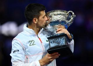 Djokovic vuelve a la cima ganando el Open de Australia e iguala a Nadal