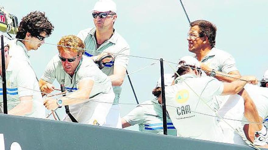 El Príncipe Felipe, tercero por la izquierda, continuó ayer con la preparación para la regata junto a sus compañeros.