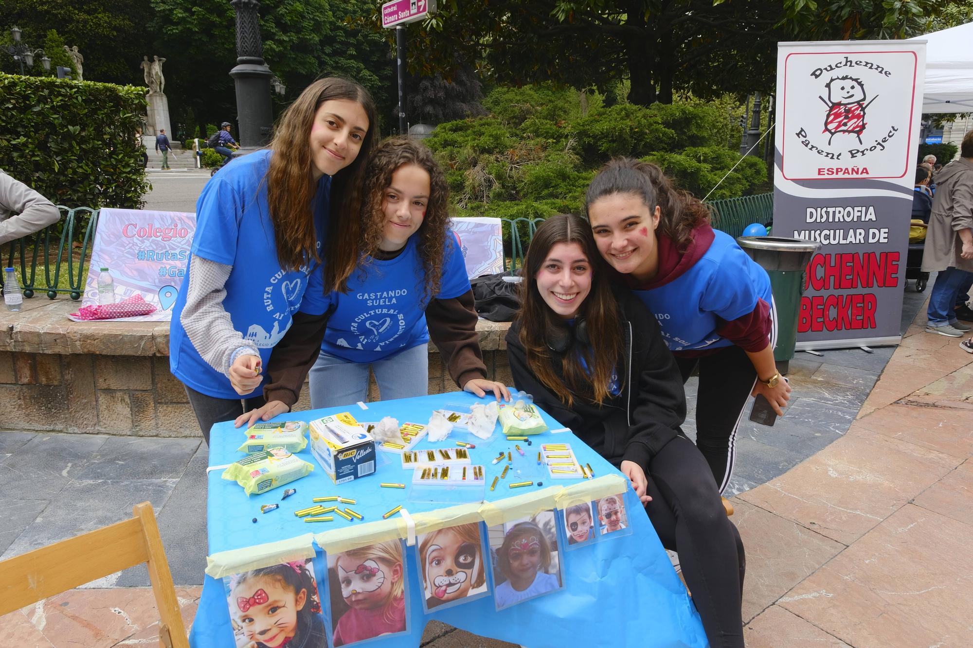 El colegio Amor de Dios congrega a una marea azul solidaria en La Escandalera