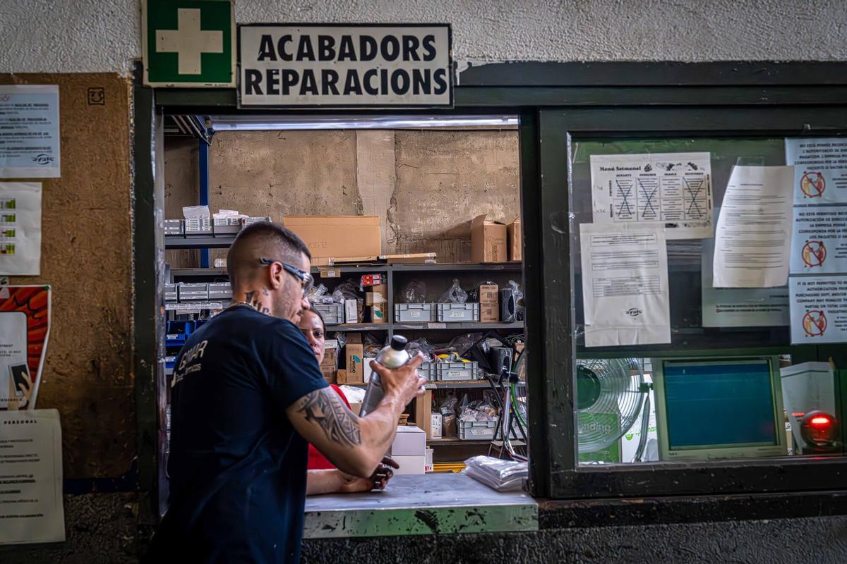 La fabricación de autobuses, autocares y microbuses en Arbúcies, en La Selva, se basa en un intrincado proceso artesanal, donde la precisión de soldadores y planchistas da forma a vehículos personalizados.