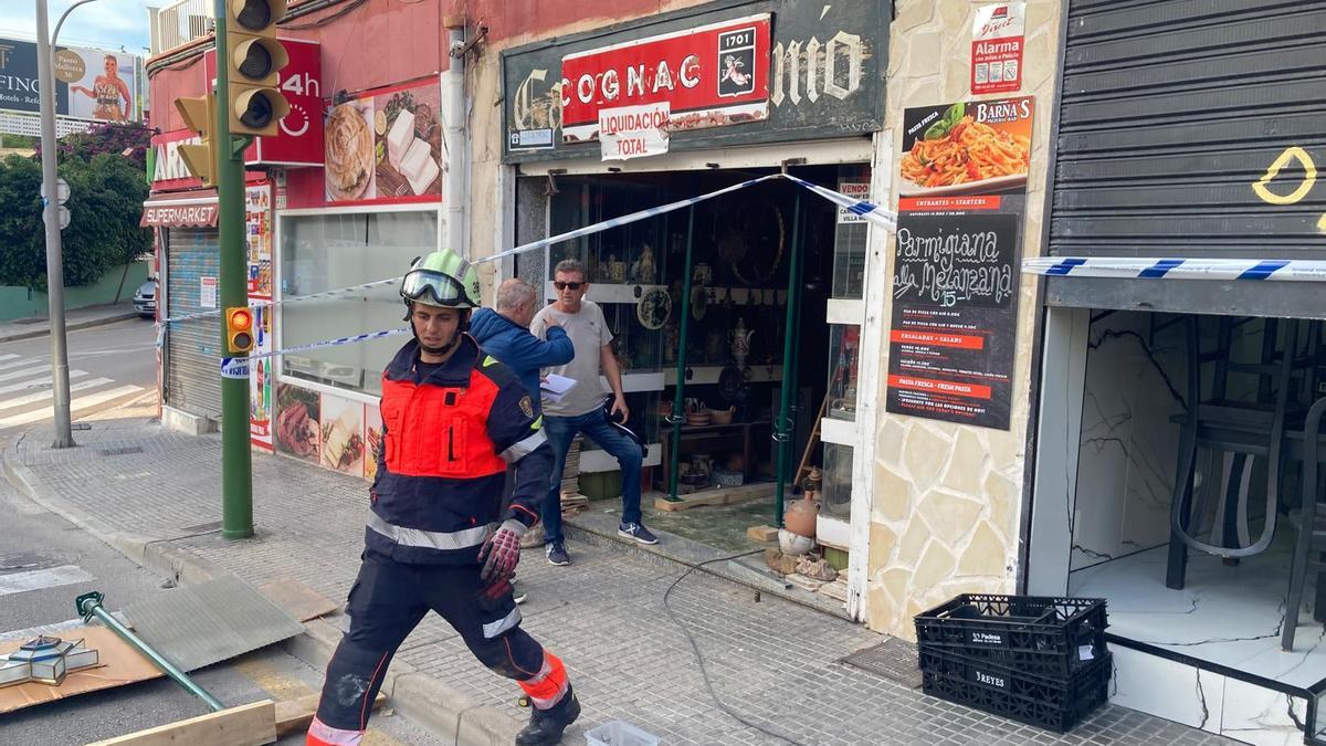 Un bombero frente al local donde se ha localizado la grieta
